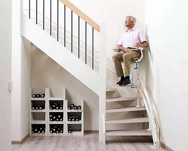 Un monte escalier colimaçon s'adapte aux escaliers en colimaçon