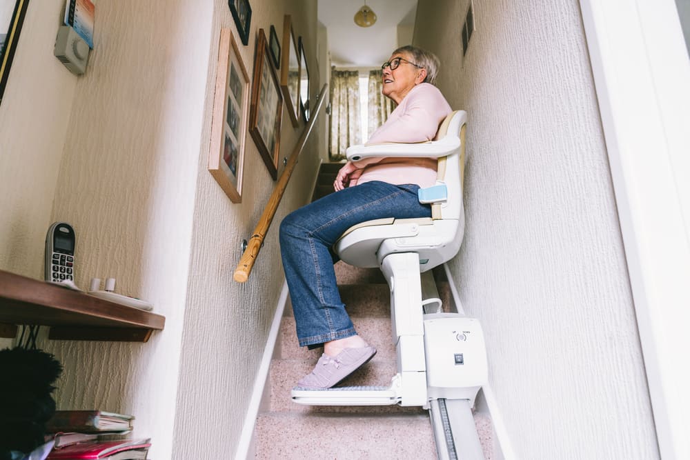 Femme âgée faisant une location de monte escalier