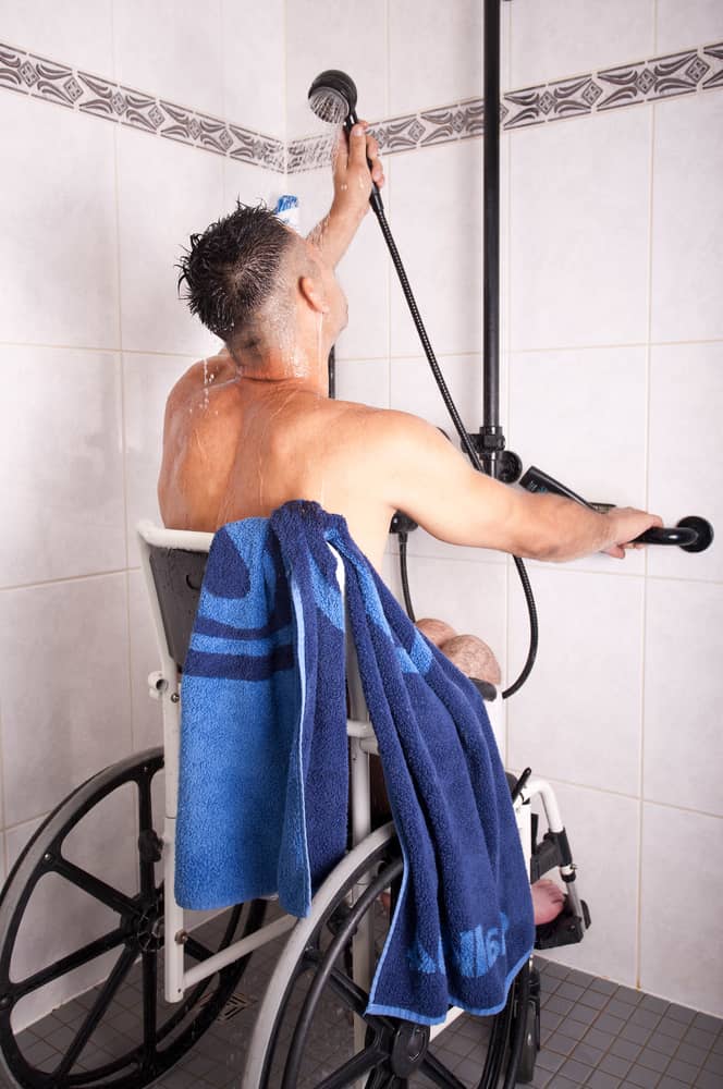 Exemple de fauteuil roulant de douche pliable