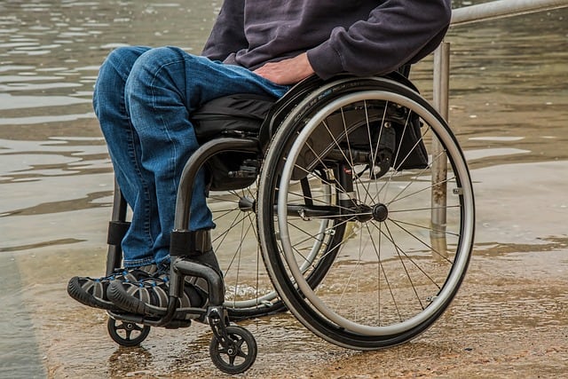 Utilisation d'un fauteuil roulant pour la plage