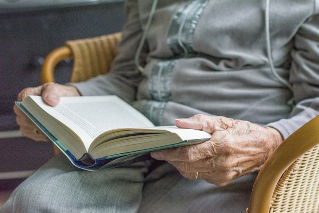 femme agée senior lecture