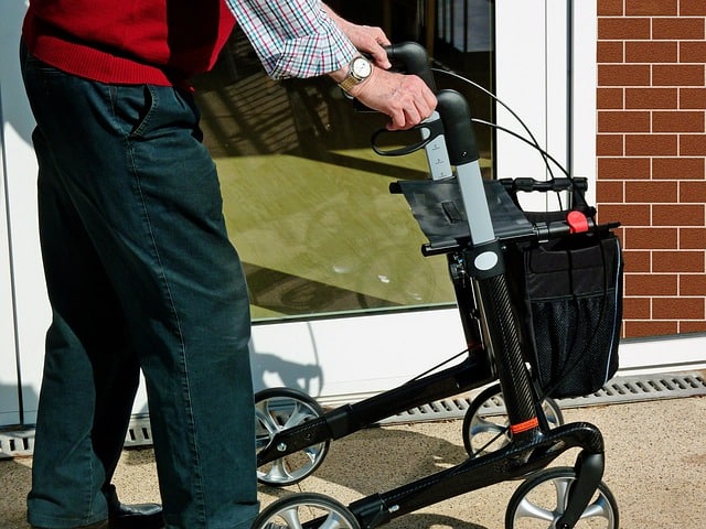 Utilisation d'un rollator par une personne agée