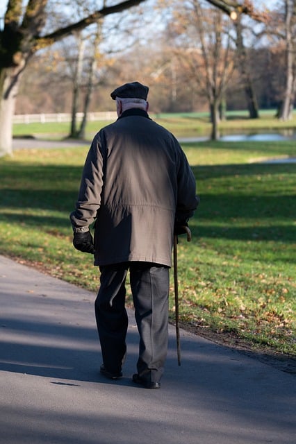 Vieille homme qui se balade avec une canne