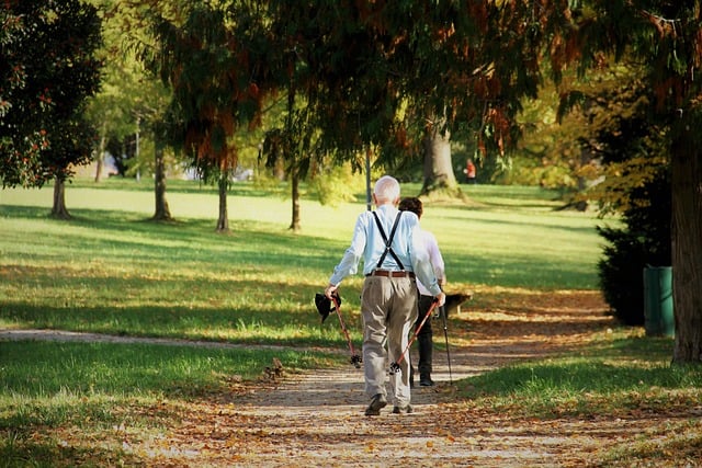 Personnes agées qui font du sport